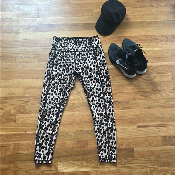 Victoria's Secret Pants - Victorias Secret leopard print ankle length leggings